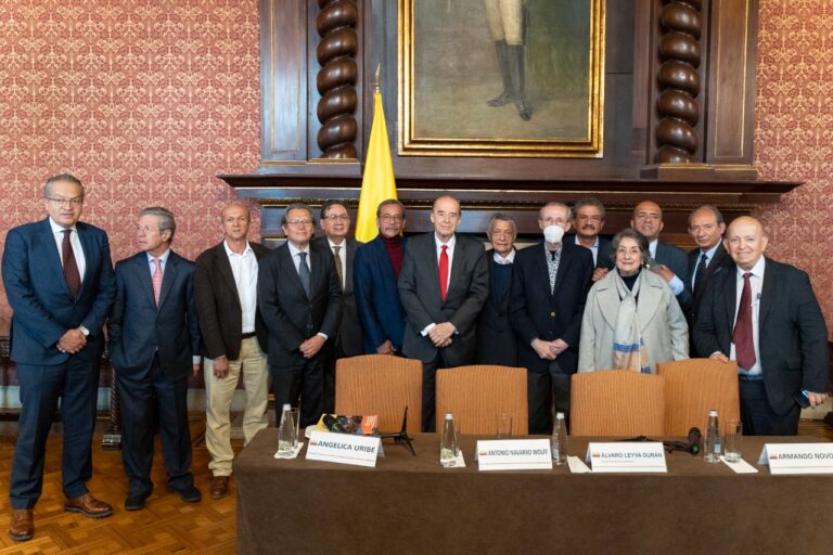 En encuentro con Constituyentes, Ministro Álvaro Leyva honró la memoria de Diego Uribe Vargas